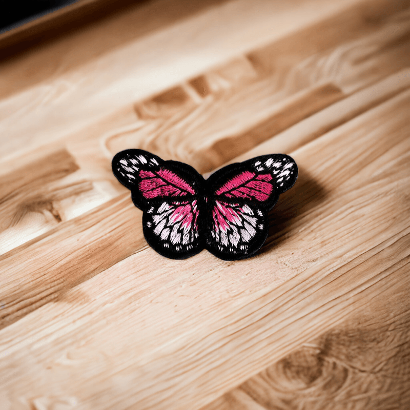 Casa si Gradina - Decoratiuni - DIY - Articole mercerie - Aplicatie termoadeziva brodata 43 x 29 mm fluture Fucsia - Infinity.ro