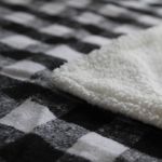 Petshop - Accesorii petshop - Culcusuri si custi - Culcusuri si saltele - Culcus catei cu paturica si jucarie alb-negru 50x40cm - Infinity.ro