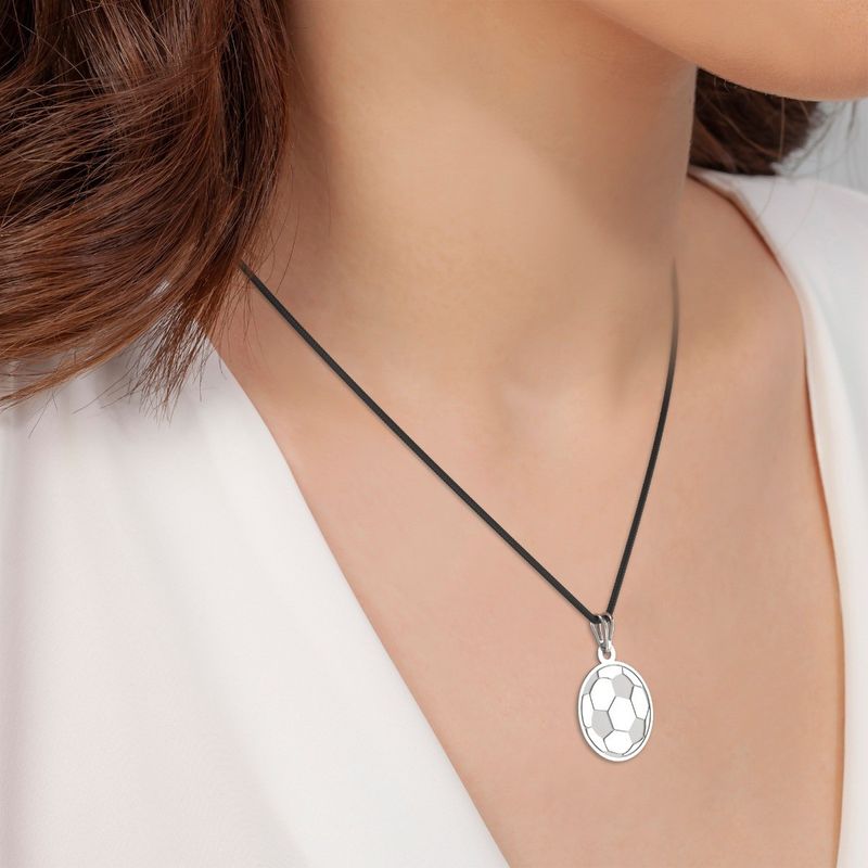 Fashion, accesorii si bijuterii - Femei - Bijuterii femei - Bratari femei - Pandantiv din argint cu snur negru model Minge de Fotbal - Infinity.ro