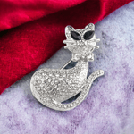 Fashion, accesorii si bijuterii - Femei - Bijuterii femei - Brose femei - Brosa argintie cu strasuri pisica 3.5 x 4 cm - Infinity.ro