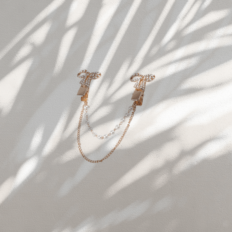 Fashion, accesorii si bijuterii - Femei - Bijuterii femei - Brose femei - Brosa decorativa cardigan cu lant Crisalida, 16 cm Fundite aurii - Infinity.ro