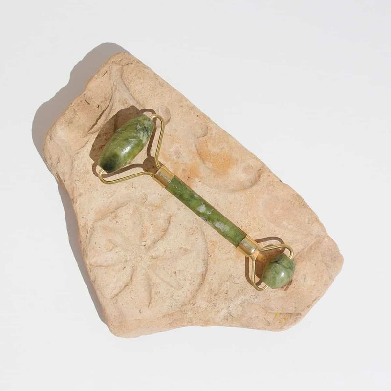 Ingrijire personala si Cosmetice - Sanatate si wellness - Articole wellness - Aparate si dispozitive de masaj - Rola jad pentru masaj facial Jade Stone - Infinity.ro