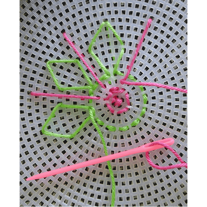 Casa si Gradina - Decoratiuni - Obiecte decorative - Accesorii decorative - Plasa din plastic pentru brodat, diametru 14,7 cm Cerc alb - Infinity.ro