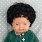 Jucarii, Copii si Bebe - Jucarii si jocuri - Papusi si accesorii - Papusi - Papusa educativa 38 cm Baiat caucazian cu par negru si ondulat - Infinity.ro
