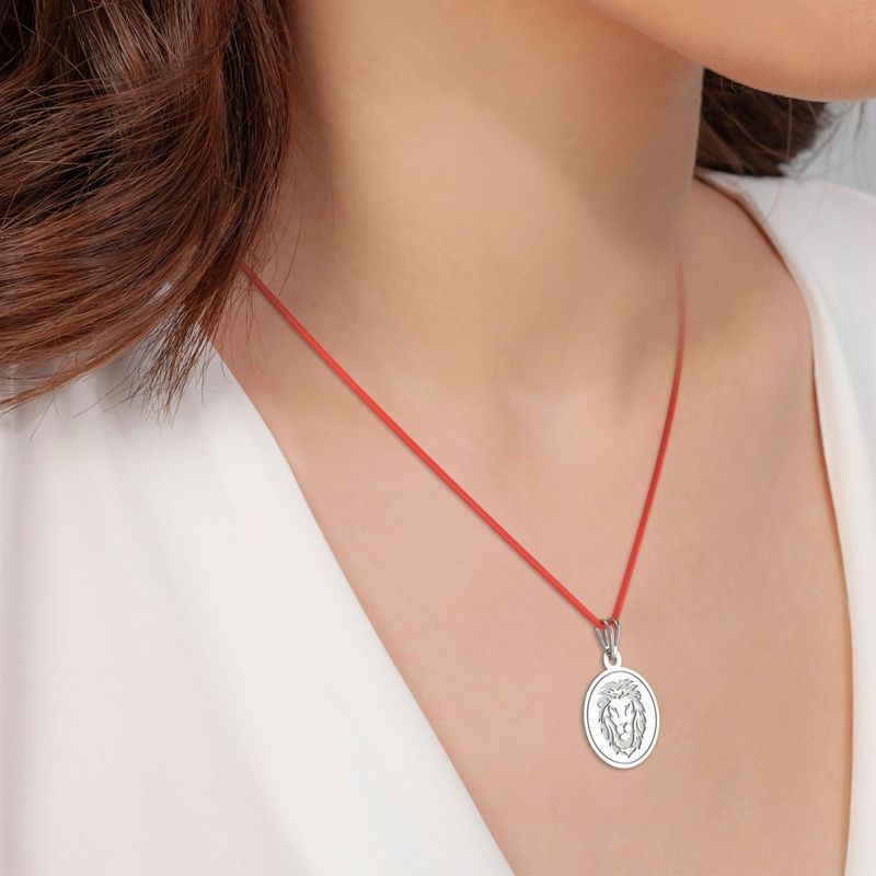 Fashion, accesorii si bijuterii - Femei - Bijuterii femei - Pandantive femei - Pandantiv din argint cu snur model Leu - Infinity.ro