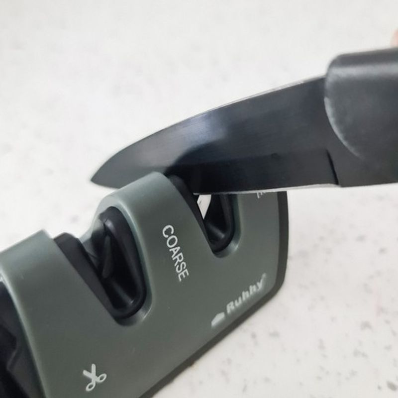 Casa si Gradina - Bucatarie si vesela - Ustensile bucatarie - Ascutitoare cutite - Ascutoare de Cutite Ceramica Ruhhy, 3 Nivele de Ascutire, Antiderapant, Negru si Gri, 20.5x4x5.3 cm - Infinity.ro