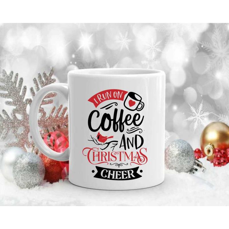 Casa si Gradina - Bucatarie si vesela - Cani si pahare - Cani si cesti - Cana cu mesaj "I run on coffee and Christmas cheer" 300 ml - Infinity.ro
