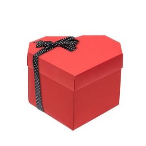 Cutie exploziva personalizata cu fotografii, in forma de inima, culoare rosie