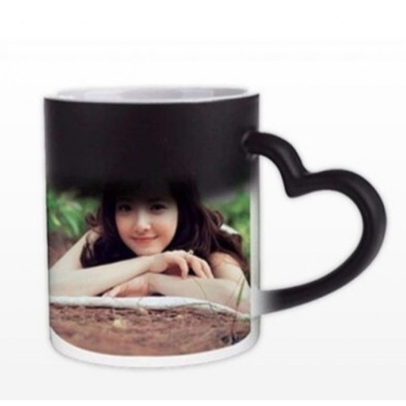 Casa si Gradina - Bucatarie si vesela - Cani si pahare - Cani si cesti - Cana termosensibila cu toarta inima si interior rosu, 330 ml - Infinity.ro