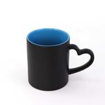 Casa si Gradina - Bucatarie si vesela - Cani si pahare - Cani si cesti - Cana termosensibila cu toarta inima si interior albastru, 330 ml - Infinity.ro