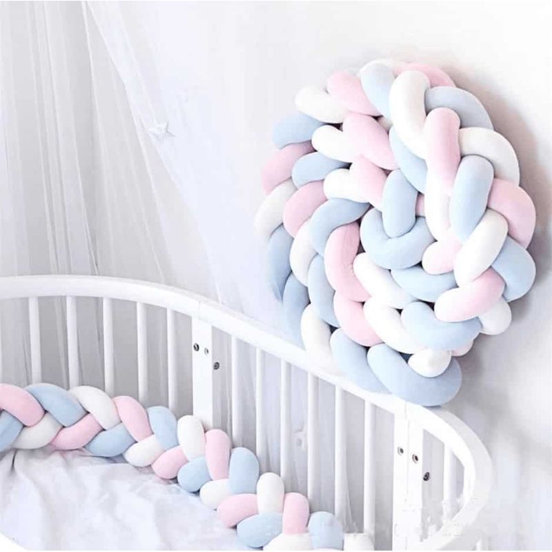 Casa si Gradina - Textile si covoare - Lenjerii de pat - Protectie saltea - Protectie laterala patut bebe, bumper impletit pufos 200 cm, alb, albastru, roz - Infinity.ro