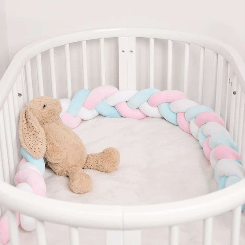 Casa si Gradina - Textile si covoare - Lenjerii de pat - Protectie saltea - Protectie laterala patut bebe, bumper impletit pufos 200 cm, alb, albastru, roz - Infinity.ro