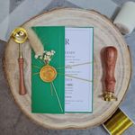 Market - Cadouri - Invitatii evenimente - Invitatie de Nunta cu flori uscate, sigiliu de ceara auriu si plic verde - Infinity.ro