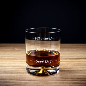 Carcasa cu 2 pahare elegante de whisky inscriptionate cu mesaj si loc pentru sticla