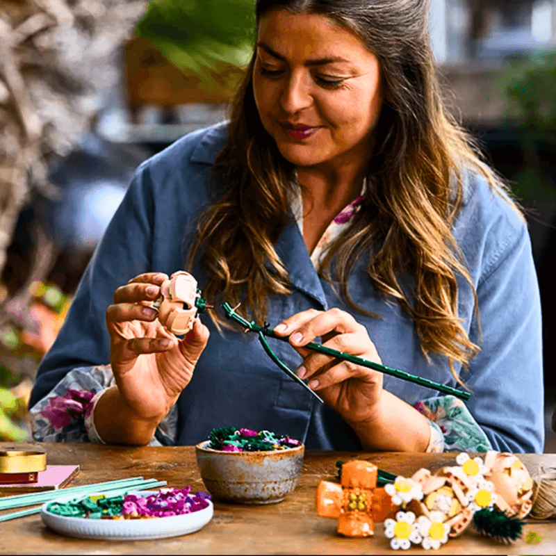 Jucarii, Copii si Bebe - Jucarii si jocuri - Seturi de constructie si cuburi - Seturi de constructie - Set de construit, buchet de flori cu lumini LED si telecomanda, 757 piese, multicolor - Infinity.ro