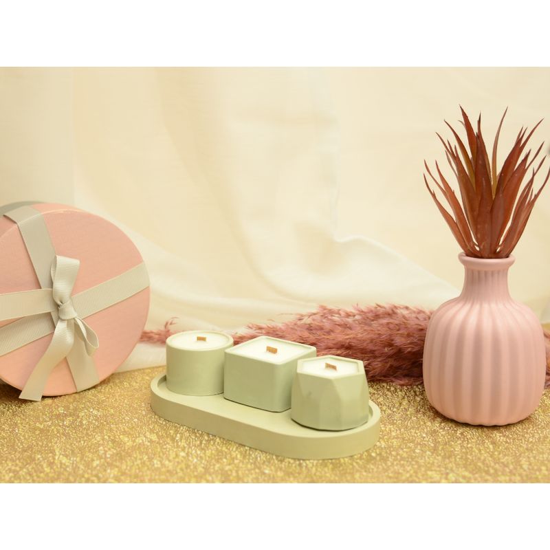 Casa si Gradina - Decoratiuni - Aromaterapie si lumanari - Lumanari si candele - Set 3 lumanari aromate cu farfurie decorativa, Chiffon Musk Green - Infinity.ro