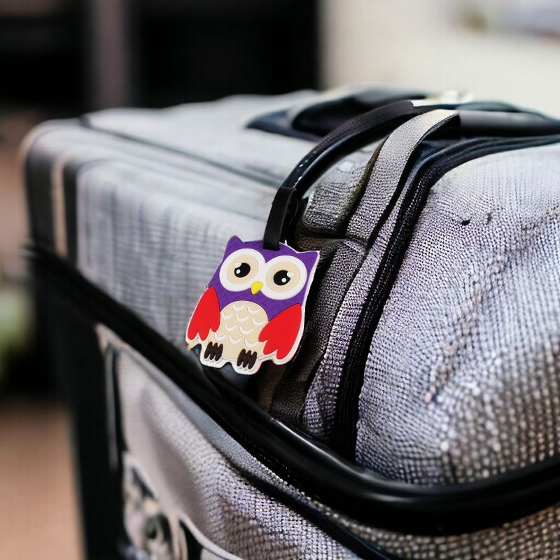 Sport si Outdoor - Articole de voiaj - Accesorii articole de voiaj - Ecuson silicon pentru identificare bagaje Crisalida, motiv bufnita, 7,8 x 9,5 cm, Violet - Infinity.ro