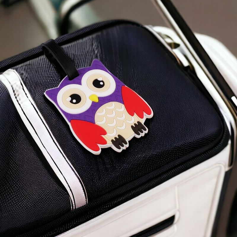 Sport si Outdoor - Articole de voiaj - Accesorii articole de voiaj - Ecuson silicon pentru identificare bagaje Crisalida, motiv bufnita, 7,8 x 9,5 cm, Violet - Infinity.ro