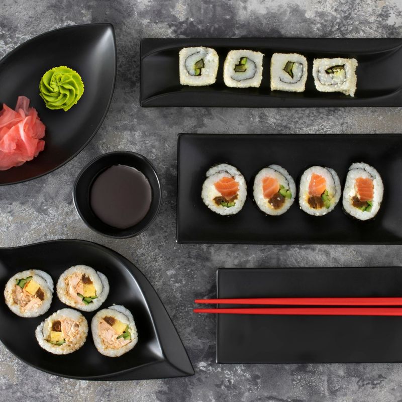 Casa si Gradina - Bucatarie si vesela - Vesela si tacamuri - Platouri de bucatarie - Platou ingust 31.5 x 8 cm, portelan negru, AMBITION Salsa - Infinity.ro