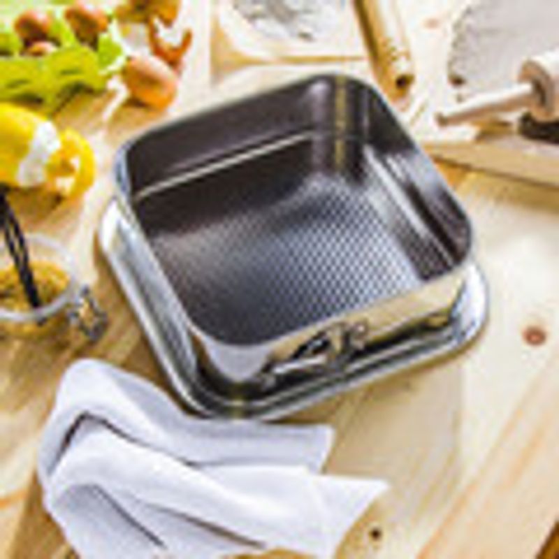 Casa si Gradina - Bucatarie si vesela - Vase pentru gatit - Tavi copt - Forma tort 24 x 24 x 8 cm, baza detasabila texturata, SNB - Infinity.ro