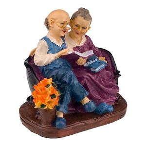 Statueta decorativa, Bunicul cu bunica citind pe canapea, 16 cm, 1809H-1