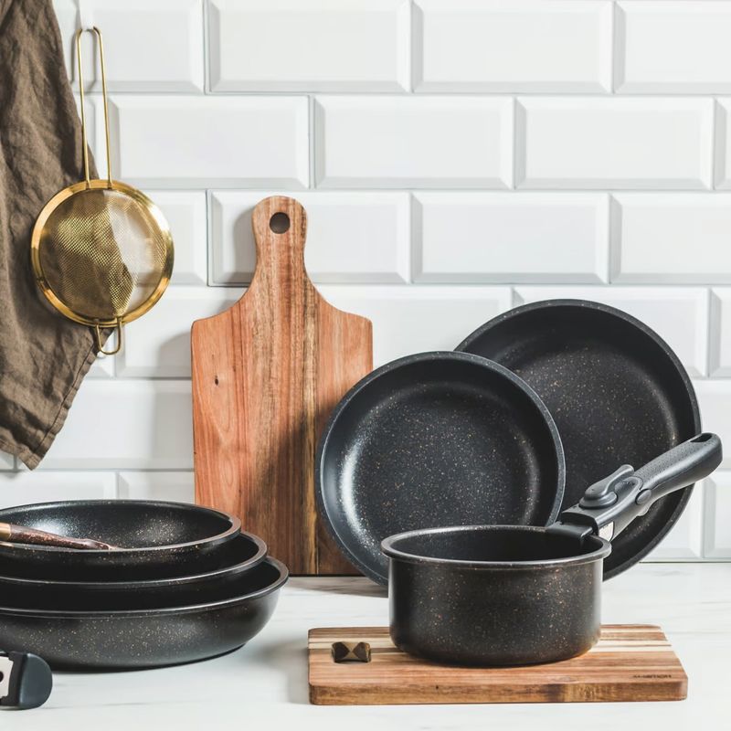 Casa si Gradina - Bucatarie si vesela - Vase pentru gatit - Oale si cratite - Set oale cu maner detasabil AMBITION Gold, 4 piese, invelis Qualum Basic Stone - Infinity.ro