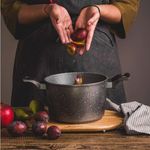 Casa si Gradina - Bucatarie si vesela - Vase pentru gatit - Oale si cratite - Oala inalta cu capac AMBITION Silverstone, 24cm, 6.4L, invelis Qualum Basic Stone - Infinity.ro