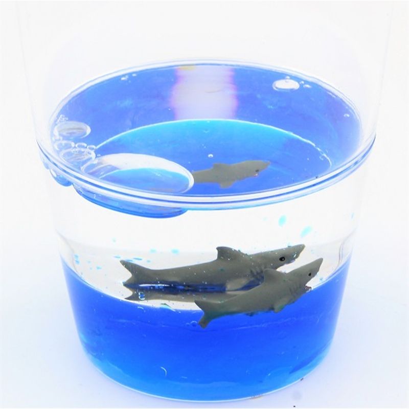 Casa si Gradina - Bucatarie si vesela - Cani si pahare - Pahare - Pahar albastru figurine animale plutitoare rechini - Infinity.ro