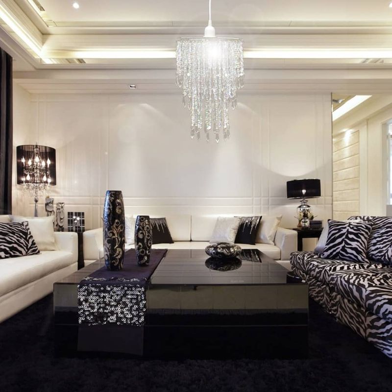 Casa si Gradina - Corpuri si surse de iluminat - Veioze si lampi - Lampadare - Candelabru cu pandantiv din cristal, 22,5 x 30,5 cm - Infinity.ro