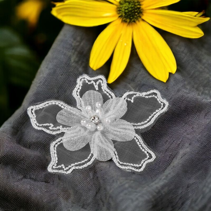 Casa si Gradina - Decoratiuni - DIY - Articole mercerie - Floare textila cu margele pentru decorare haine, diametru 8 cm, Alb - Infinity.ro