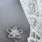 Casa si Gradina - Decoratiuni - DIY - Articole mercerie - Floare textila cu margele pentru decorare haine, diametru 8 cm, Alb - Infinity.ro