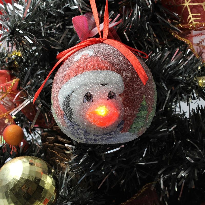 Casa si Gradina - Decoratiuni - Decoratiuni de sezon - Glob decorativ rosu - Pinguin cu caciula si esarfa, intre braduti - Infinity.ro