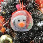 Casa si Gradina - Decoratiuni - Decoratiuni de sezon - Glob decorativ rosu - Pinguin cu caciula si esarfa, intre braduti - Infinity.ro