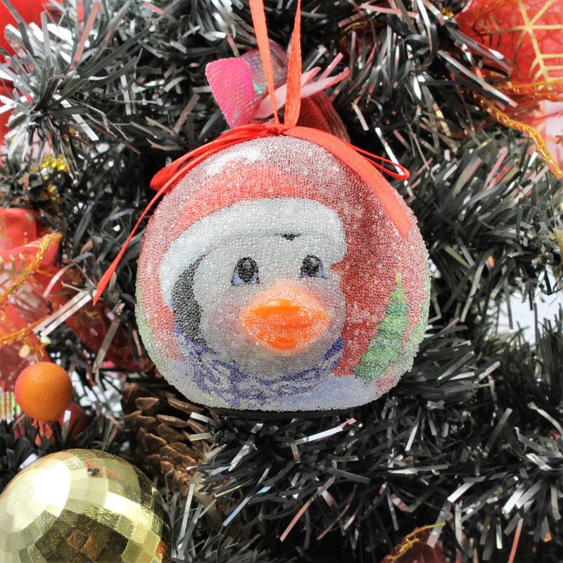 Casa si Gradina - Decoratiuni - Decoratiuni de sezon - Glob decorativ rosu - Pinguin cu caciula si esarfa, intre braduti - Infinity.ro