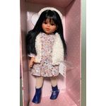 Jucarii, Copii si Bebe - Jucarii si jocuri - Papusi si accesorii - Papusi - Papusa Sabrina Bruneta cu Vesta si Caciulita Alba 40cm - Infinity.ro