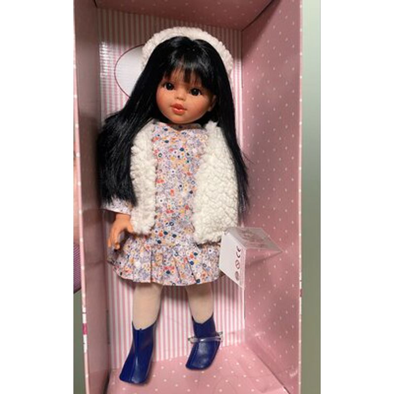 Jucarii, Copii si Bebe - Jucarii si jocuri - Papusi si accesorii - Papusi - Papusa Sabrina Bruneta cu Vesta si Caciulita Alba 40cm - Infinity.ro