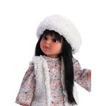 Jucarii, Copii si Bebe - Jucarii si jocuri - Papusi si accesorii - Papusi - Papusa Sabrina Bruneta cu Vesta si Caciulita Alba 40cm - Infinity.ro