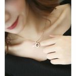 Fashion, accesorii si bijuterii - Femei - Bijuterii femei - Coliere femei - Colier cu pandantiv argint 925 MBrands care proiecteaza cuvantul " Te Iubesc" in 100 de limbi - Rose Gold - Infinity.ro