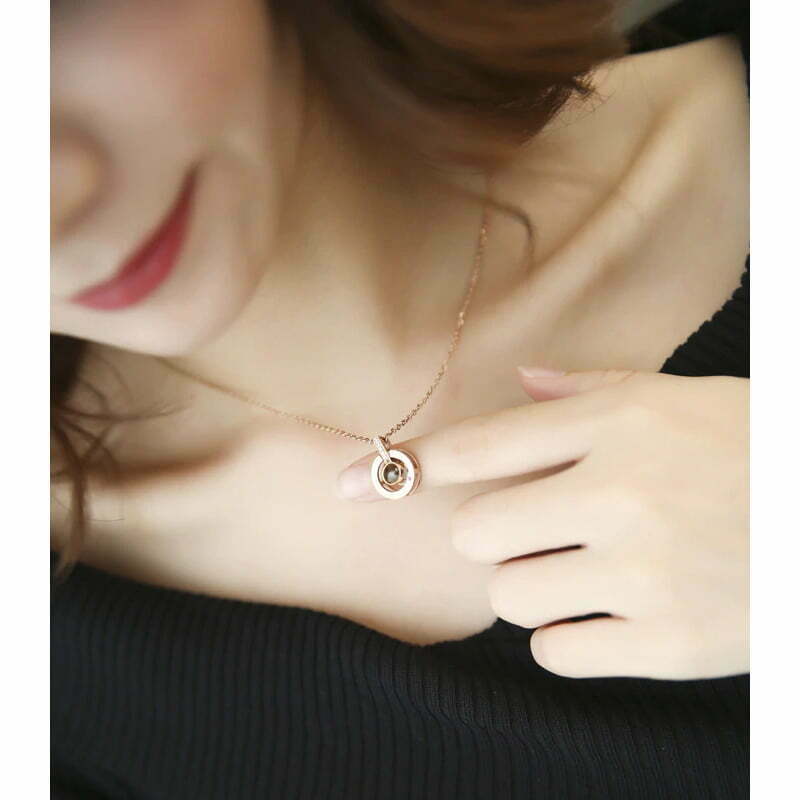 Fashion, accesorii si bijuterii - Femei - Bijuterii femei - Coliere femei - Colier cu pandantiv argint 925 MBrands care proiecteaza cuvantul " Te Iubesc" in 100 de limbi - Rose Gold - Infinity.ro