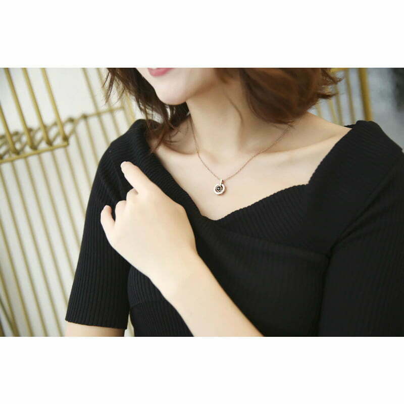 Fashion, accesorii si bijuterii - Femei - Bijuterii femei - Coliere femei - Colier cu pandantiv argint 925 MBrands care proiecteaza cuvantul " Te Iubesc" in 100 de limbi - Rose Gold - Infinity.ro
