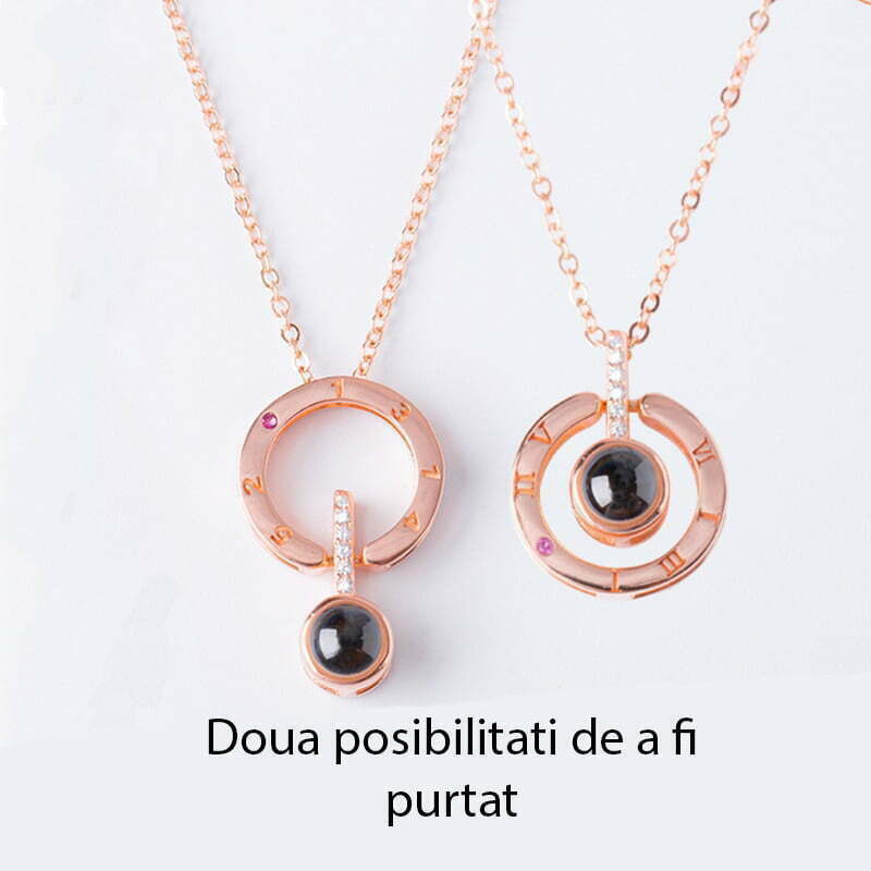 Fashion, accesorii si bijuterii - Femei - Bijuterii femei - Coliere femei - Colier cu pandantiv MBrands care proiecteaza cuvantul " Te Iubesc" in 100 de limbi - Infinity.ro