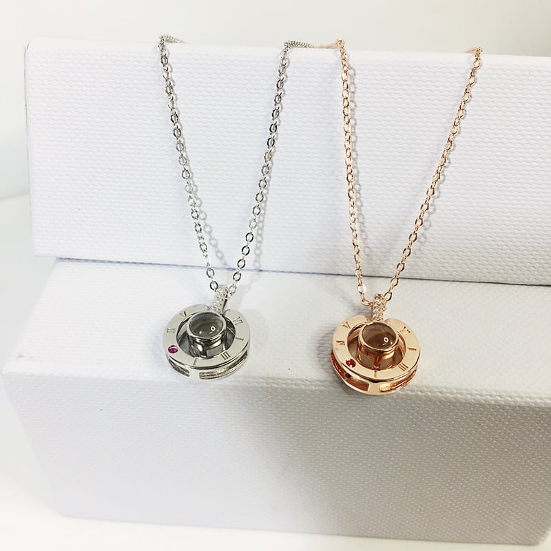 Fashion, accesorii si bijuterii - Femei - Bijuterii femei - Coliere femei - Colier cu pandantiv argint 925 MBrands care proiecteaza cuvantul " Te Iubesc" in 100 de limbi - Rose Gold - Infinity.ro
