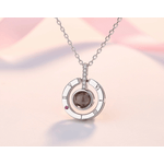 Fashion, accesorii si bijuterii - Femei - Bijuterii femei - Coliere femei - Colier cu pandantiv argint 925 MBrands care proiecteaza cuvantul " Te Iubesc" in 100 de limbi - Rose Gold - Infinity.ro