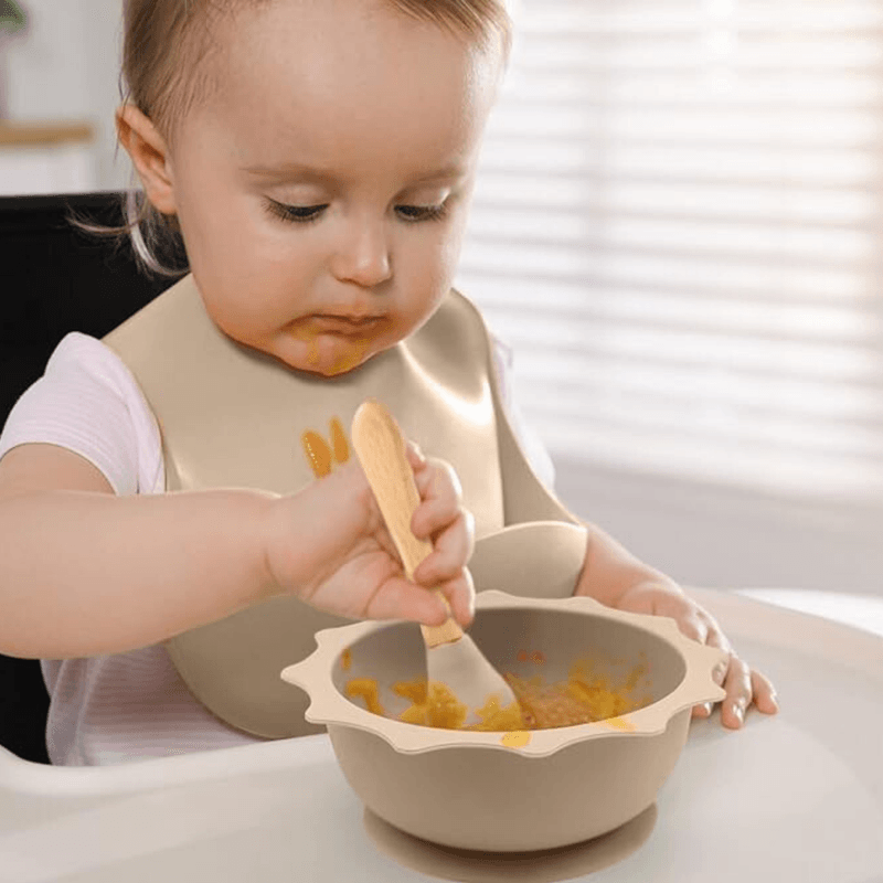 Jucarii, Copii si Bebe - Hrana si alaptare - Biberoane, suzete si accesorii hranire - Articole hranire bebelusi - Set hranire bebe, BLEKSY®, Baveta, Bol cu Ventuza, Farfurie cu Capac, Pahar, Lingurita si Furculita, Fara Alergeni, Bej - Infinity.ro