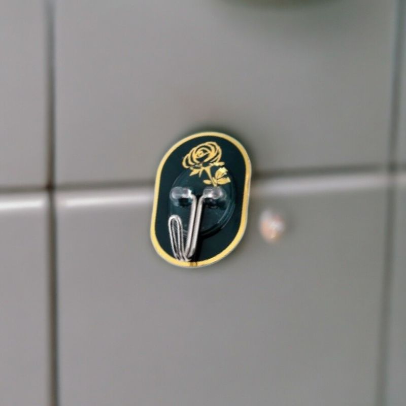 Casa si Gradina - Sanitare - Suporturi si accesorii baie - Accesorii baie - Set 6 carlige metalice autoadezive Crisalida, dimensiune 3,5 x 5,5 cm, Verde auriu - Infinity.ro