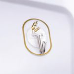 Casa si Gradina - Sanitare - Suporturi si accesorii baie - Accesorii baie - Set 6 carlige metalice autoadezive Crisalida, dimensiune 3,5 x 5,5 cm, Alb auriu - Infinity.ro