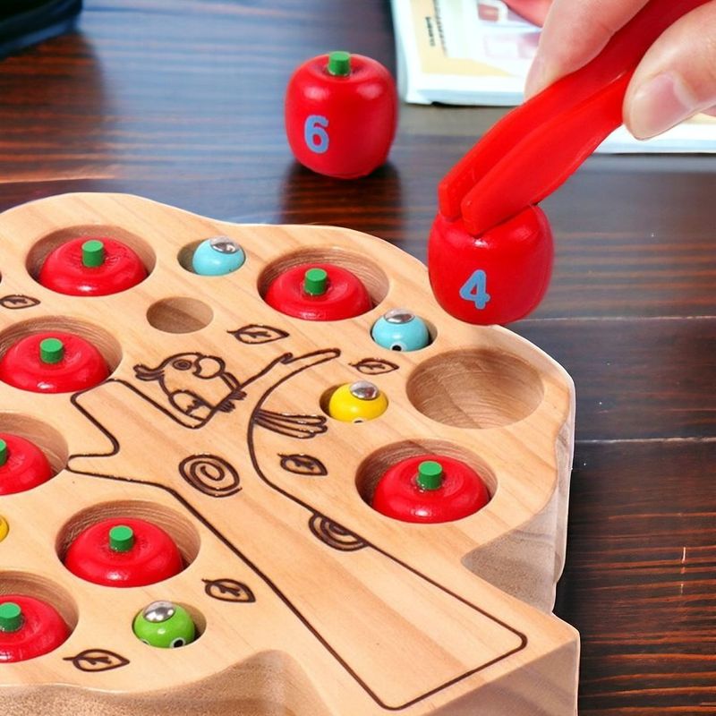 Jucarii, Copii si Bebe - Jucarii si jocuri - Jucarii de rol - Bucatarii copii - Jucarie copac cu fructe si insecte viermisori, kidsNplay, lemn si magneti, 3 ani+, non toxic, 17.5x20x4,5 cm - Infinity.ro