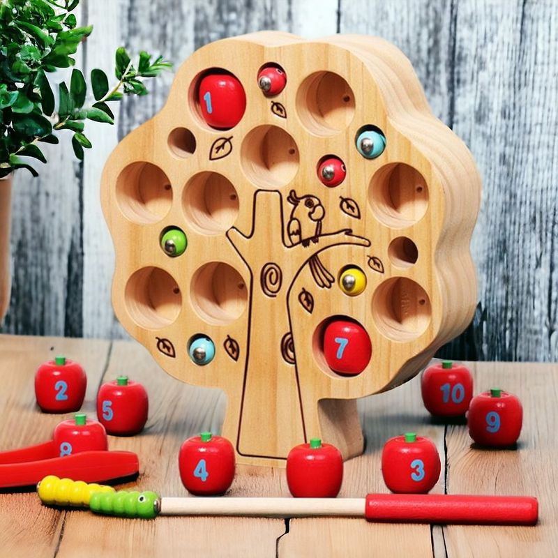 Jucarii, Copii si Bebe - Jucarii si jocuri - Jucarii de rol - Bucatarii copii - Jucarie copac cu fructe si insecte viermisori, kidsNplay, lemn si magneti, 3 ani+, non toxic, 17.5x20x4,5 cm - Infinity.ro