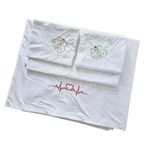 Casa si Gradina - Textile si covoare - Lenjerii de pat - Seturi de lenjerie - Lenjerie de pat brodata Family by Ariale, pentru 2 persoane, 4 piese, bumbac ranforce, 200 x220 cm, Alb - Infinity.ro