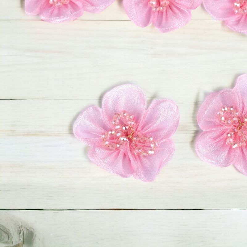 Casa si Gradina - Decoratiuni - DIY - Articole mercerie - Floare din organza cu margele pentru cusut sau lipit pe haine, diametru 4.5 cm, Roz deschis - Infinity.ro